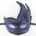 Detalle de la máscara de mascarada veneciana con patrones de corazones brillantes y encaje. - Estilo Corazón Azul