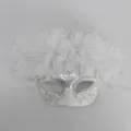 Primer plano detallado de la elegante máscara blanca de mascarada con plumas y brillo de plata. - Estilo Blanco Plateado (20241113mj03)
