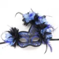 Gedetailleerd uitzicht van blauw masquerade masker met veren, kantbloemen en glitterdetails. - Vier Bloemen Floral / Blauw