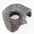 Primer plano detallado de máscara de mascarada de media cara con diamantes de imitación. - Media Cara de un Ojo Negro Gunmetal/Negro
