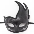 Detail van het zwarte feestmasker met glinsterend patroon en stijlvolle geweven rand. - Zwart Zwaan Stijl