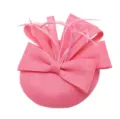 Roze fascinator hoed voor vrouwen, mesh strik en veren haaraccessoire voor bruiloften en feestjes. - Roze
