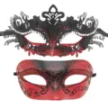Detailansicht von rot-schwarzen Masken mit filigranem Metall, Strasssteinen und Glitzer. - Set / Rot