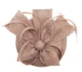 Elegante sombrero fascinator de sinamay con detalles de plumas para bodas fiestas y cócteles. - Ajustable / Champán