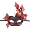 Detailansicht der exzellenten schwarzroten Maskenballmaske verziert mit bunten Schmetterlingen. - Schmetterlings-Design / Rot