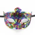 Detailansicht der bunten Pailletten Spitzenmaske, ideal für Karneval, Party und Halloween Kostüme. - Regenbogen Paillette 1