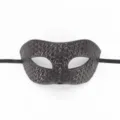 Vue détaillée d'un demi-masque de bal masqué vénitien texturé effet cuir avec lanières. - Texture tressée noir antique - Dessus plat