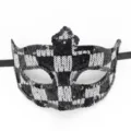 Detailaufnahme einer schwarz-weißen Pailletten-Maskenball-Maske mit Krone und Halteband. - Kariert 2 Schwarz Weiß