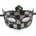 Nahaufnahme Detail der schwarz-goldenen Pailletten Maske für Maskenball und Party Kostüm. - Kariert 2 Schwarz Gold