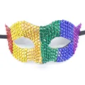 Primer plano detallado de una mascara brillante de estras arcoiris para fiestas. - Estilo Arcoíris (Mujeres)