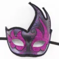 Paarse glitter masquerade masker met uniek zijontwerp voor Halloween en feestdagen. - Paars Zwaan Stijl