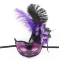 Primer plano detallado de una máscara de mascarada morada con plumas negras y brillo. - Estilo Cisne / Púrpura