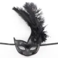 Detalle de máscara de mascarada de pluma negra, diseño elegante con purpurina y flor delicada. - Estilo Cisne / Negro