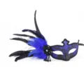 Gedetailleerde close-up van het zwart-blauwe veren maskerbal masker met glinsterende details. - Zwart Blauw