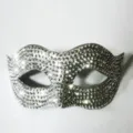 Primer plano de una máscara de pedrería de lujo, antifaz brillante para fiestas. - Belleza de Arco - Diamante Blanco