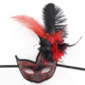 Máscara de plumas para fiesta con diseño rojo y negro, detalles brillantes y flores. - Estilo Corazón / Rojo