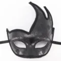 Mascara negra de mascarada con detalles de purpurina, perfecta para fiestas de Halloween. - Estilo Floral Negro