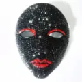 Detalle en primer plano de la lujosa máscara de diamantes de imitación negros y rojos. - Cara de Belleza - Diamante Negro Rojo