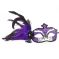 Prachtig gedetailleerd verenmasker met paarse glitters en elegante zwarte kristalparels. - Wit Paars