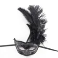 Detalle de máscara de mascarada con plumas negras, antifaz elegante para Halloween. - Estilo Corazón / Negro