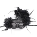 Primer plano detallado de la bonita mascara negra con flores elegantes y plumas finas. - Cuatro Flores Corazón / Negro