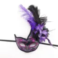 Elegante máscara de ojos de plumas para fiesta con purpurina violeta y una flor. - Estilo Corazón / Púrpura