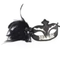 Close-up detail van zwart veren masker met kristalen kralen voor Halloween feest en event. - Zwart en Wit