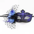 Elegante máscara de mascarada azul y negra con flores, plumas y detalles de velo. - Malla de Lunares Negra y Flor Negra Azul