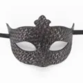 Masque romain rétro en cuir gros plan avec texture détaillée idéale pour fête et Halloween. - Couronne à motif tissé noir antique