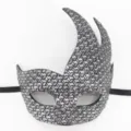Vue détaillée du masque de mascarade en cuir argenté vintage avec un design de flamme. - Motif tissé argent antique flamme