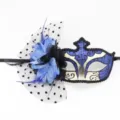 Élégant masque de mascarade bleu avec voile floral et plumes pour costume de fête - Maille à Pois Noirs & Fleur Blanc Bleu