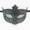 Vue détaillée du masque de mascarade en cuir rétro romain avec texture géométrique fine. - Texture tissée vert antique couronne