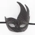 Vue détaillée du masque de mascarade en cuir rétro avec design de cornes de flamme pour Halloween. - Motif tressé noir antique flamme
