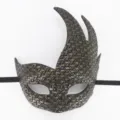 Gros plan détail du masque de bal masqué flamme rétro avec design de cornes incurvées. - Motif tressé or antique flamme