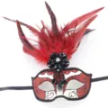 Detailansicht der roten Federmaskerade-Maske mit Glitzer-Spitzenmuster und Strassperlen. - Weiß Rot