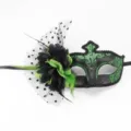 Elegante máscara de mascarada verde y negra con malla de lunares y acentos de plumas - Malla de Lunares Negra y Flor Negra Verde