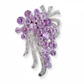 Primer plano detallado del broche en forma de uva con brillantes pedrerías púrpuras. - Estilo Uva Púrpura (MM-BR-3246) / Púrpura