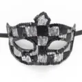 Nahaufnahme der schwarz-weißen Pailletten-Maske für Kostümball, Party und Halloween-Event. - Kariert 2 Schwarz-Silber