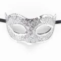 Maschera di carnevale con paillettes argentate, vista dettagliata per feste ed eventi. - Stile in Pizzo con Paillettes / Argento