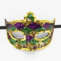 Nahaufnahme der bunten Fasching Pailletten Maske mit glänzenden violetten, grünen und goldenen Rauten. - Karneval Schachbrett 3cm