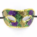 Detailaufnahme einer prunkvollen Karneval Maske mit glitzernden Pailletten in Gold und Gruen. - Karneval Kariert 5cm