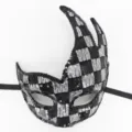 Nahaufnahme der schwarz-weißen Pailletten-Maskerade-Maske mit einzigartigem geschwungenem Design. - Schwarz und Silber Gitter