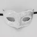 Dettaglio della maschera in paillettes bianche, lavorazione squisita per feste ed eventi. - Stile con paillettes / Bianco