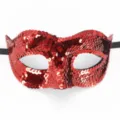 Maschera di carnevale con paillettes rosse vista ravvicinata di dettaglio per festa. - Stile con paillettes / Rosso