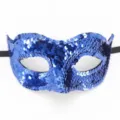 Dettaglio della maschera di carnevale con paillettes blu e finitura elastica lucida. - Stile con paillettes / Blu