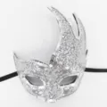 Detailansicht der silbernen Pailletten Flammen Maske mit glitzernder Textur und Band. - Spitze Paillette Weiß