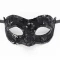 Dettaglio in primo piano di una maschera di paillettes nere, ideale per feste ed eventi. - Stile a Griglia Quadrata / Nero