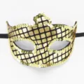 Detailansicht der goldenen Pailletten-Maskerade-Augenmaske für Halloween Party und Karneval. - Laser-Gelb