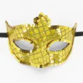 Nahaufnahme Detail der goldenen Pailletten Maske fuer Karneval und Party Feierlichkeiten. - Laser Gold