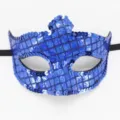 Detailansicht der blauen Pailletten Maske, ideal fuer Kostuemparty und Halloween Feiern. - Laserblau